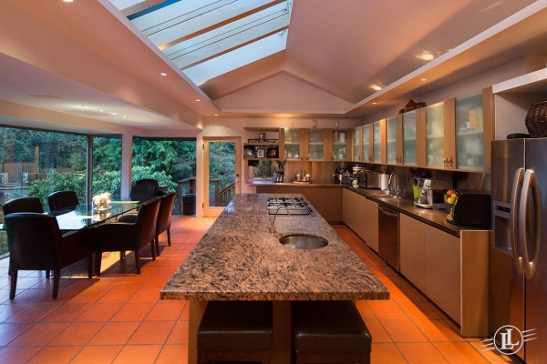 565 Robin Hood Road West Vancouver B.C