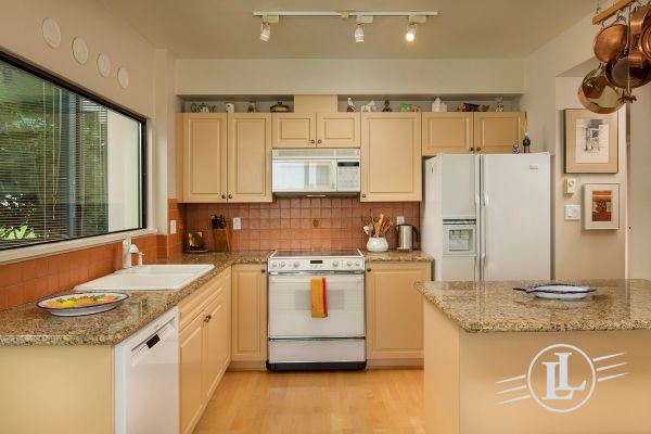 #101-1689 Duchess Avenue, West Vancouver B.C