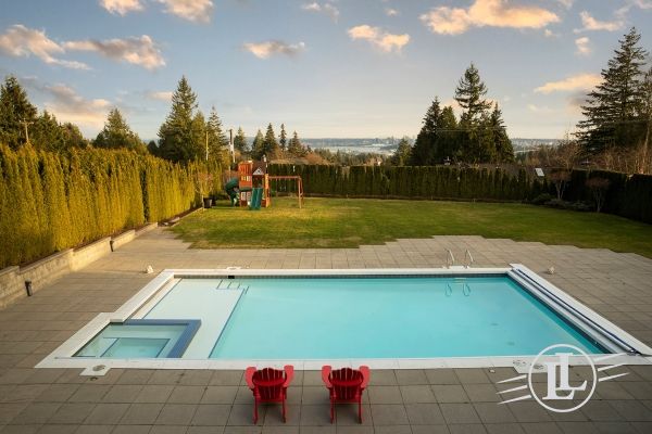 718 Southborough Drive West Vancouver BC