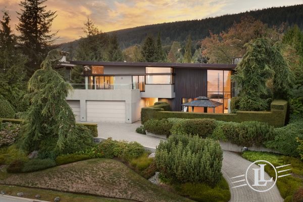 1015 Eyremoount Drive West Vancouver BC