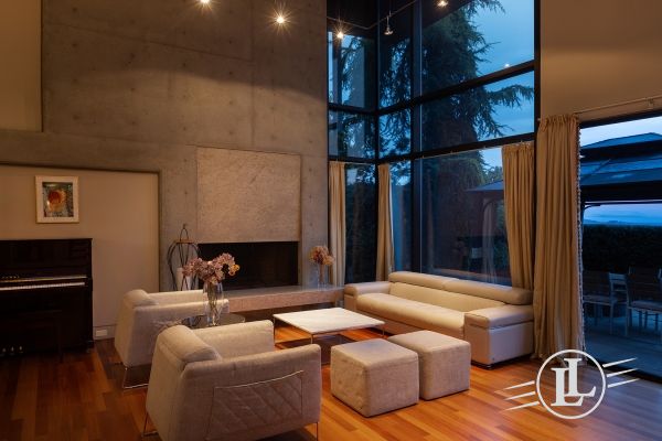 1015 Eyremoount Drive West Vancouver BC